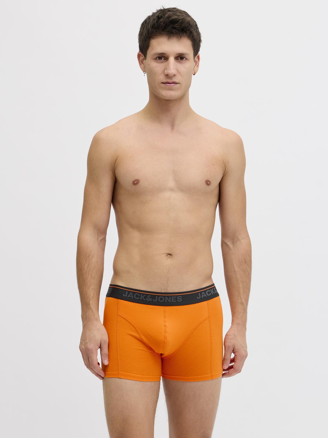 model_shot-front